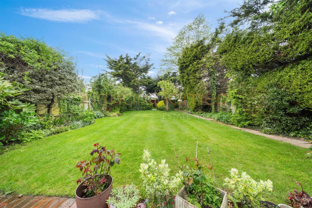 2 Oakleigh Gardens HA8 8EA-22.jpg