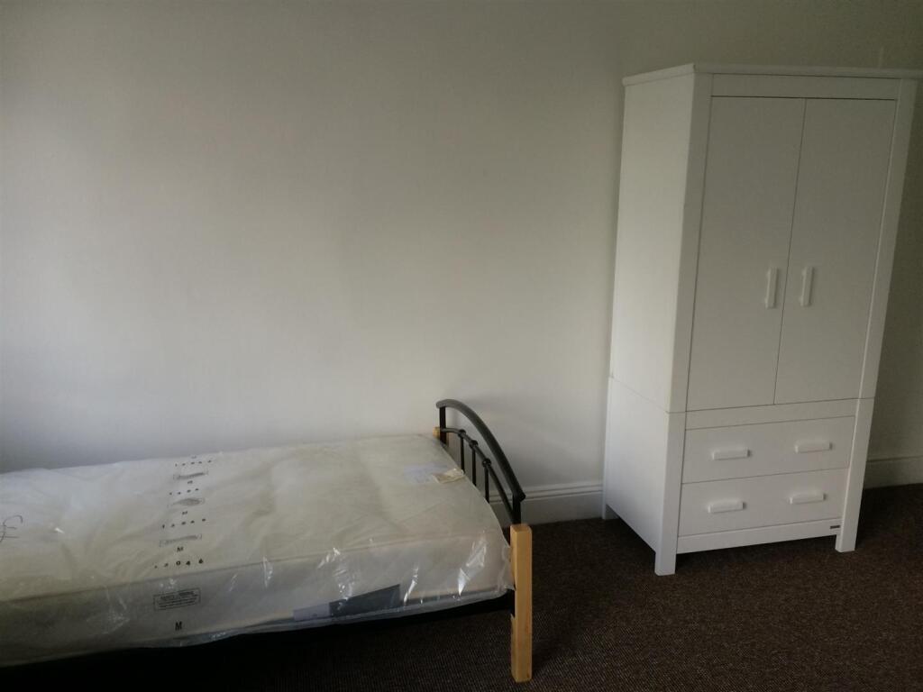 Bedroom E 3 .JPG