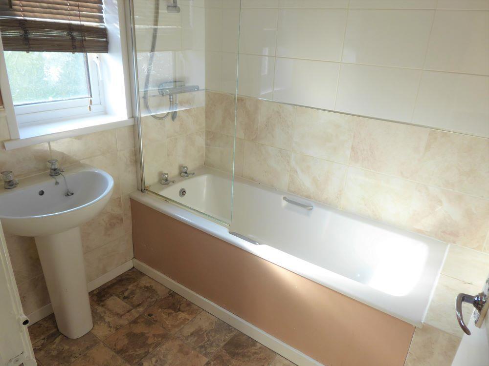 30 NORBY ESTATE - BATHROOM.JPG