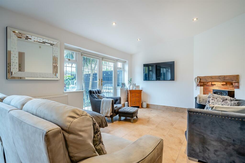 8627610-interior19.jpg