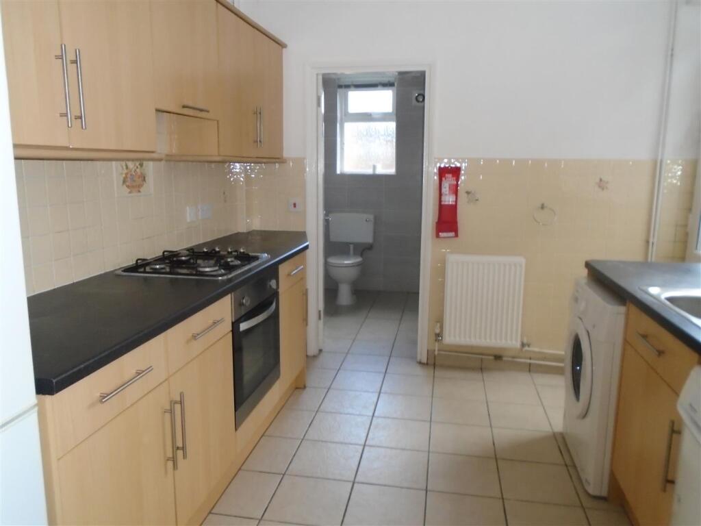 Kitchen (2).JPG