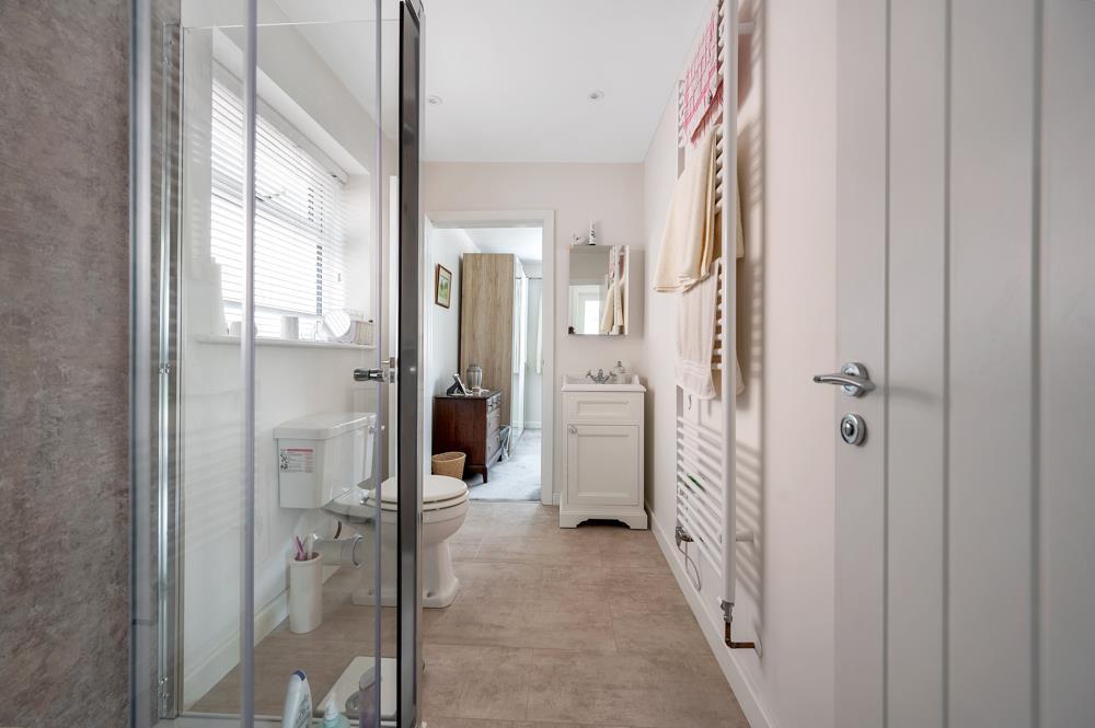 SHOWER/CLOAK ROOM