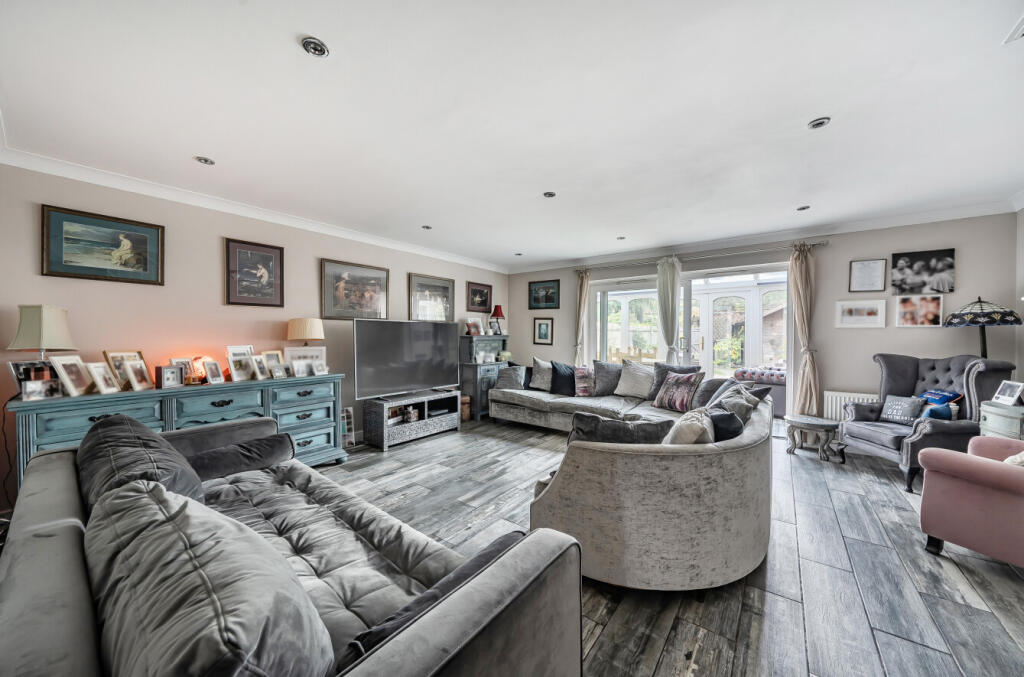 1373867-5-6903a66...