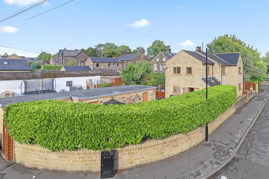 Private Garden, Workshop &amp; House