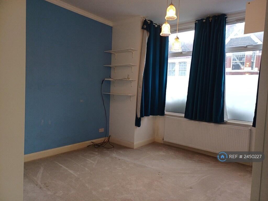 Large Bright Double, Inbuilt Cupboard And Ensuite 