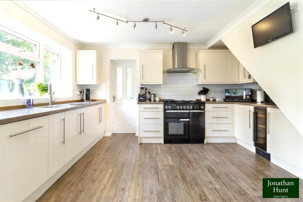 KITCHEN /DINING ROOM
