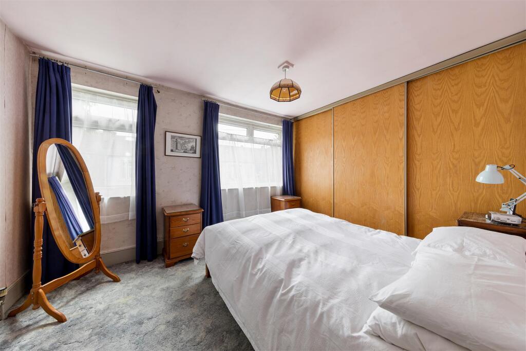 The Crescent, E17