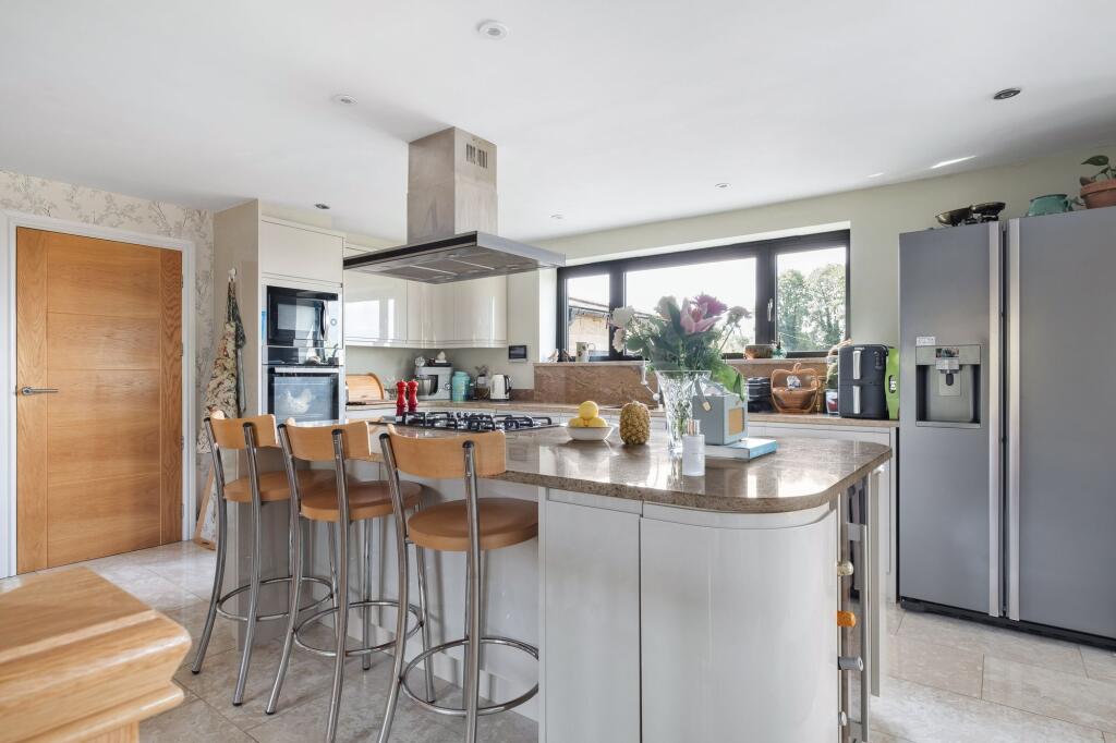 KITCHEN/BREAKFAST ROOM