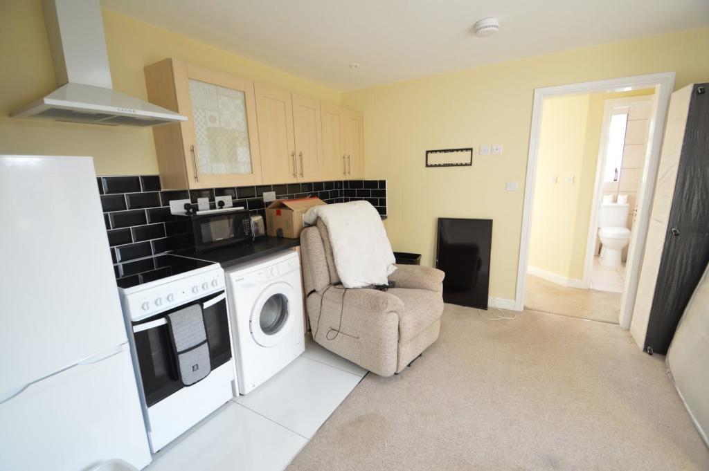 35 The Causeway annexe kitchen and lounge.JPG