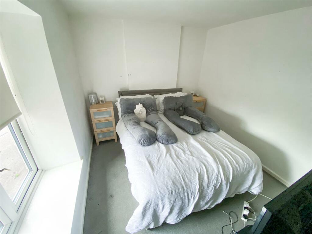 Bedroom1 001.jpg