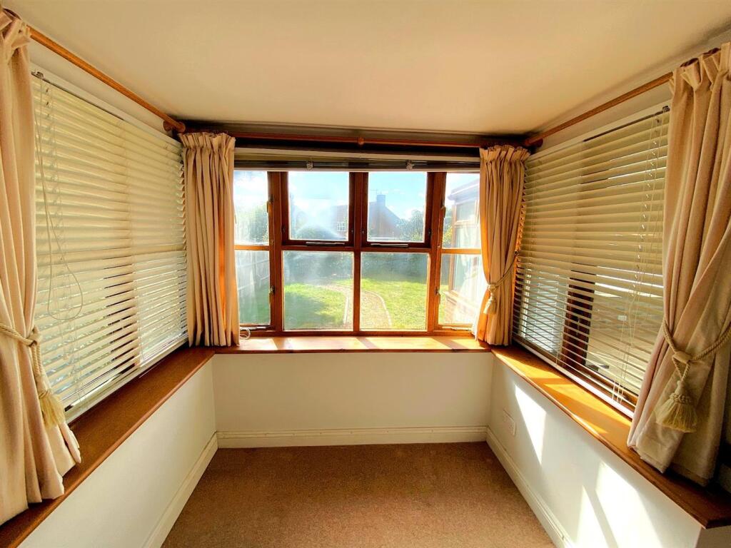 1 Grazebrook Close - Bay.jpg