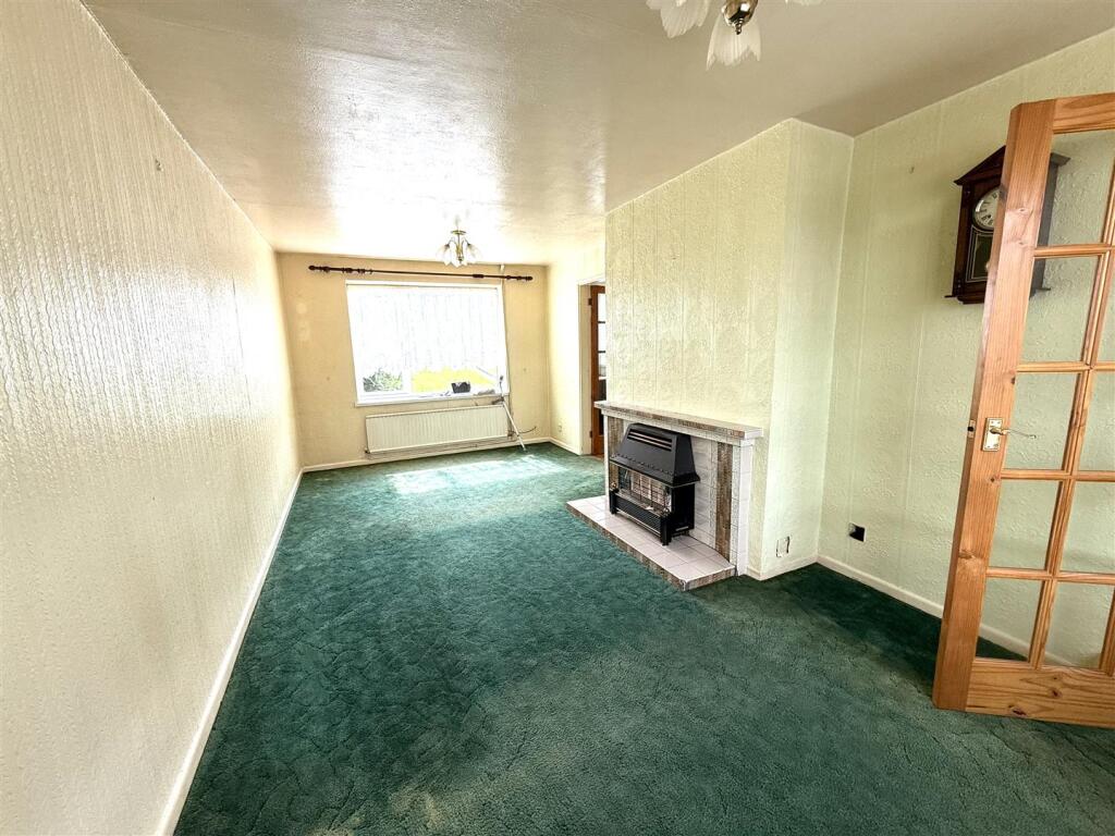 76 coppice lounge 2.jpeg