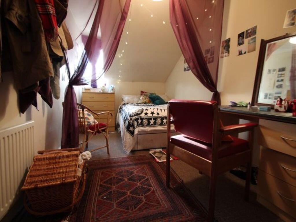 Cozy and charming single bedroom featuring a co...