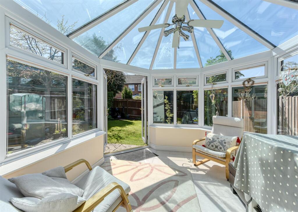 35 Penleigh Gardens-conservatory MAY25.jpg