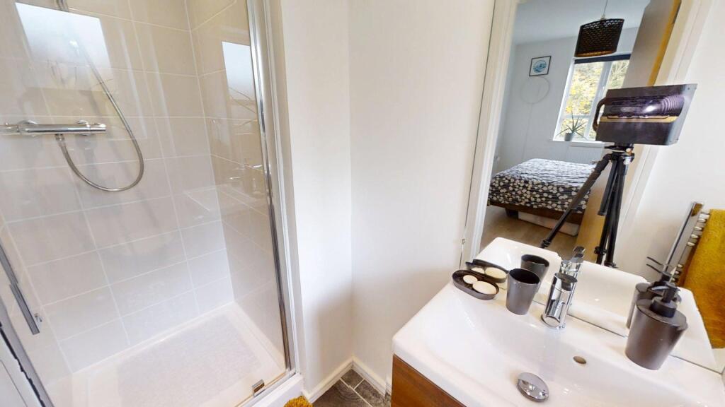 EN SUITE TO BED 2