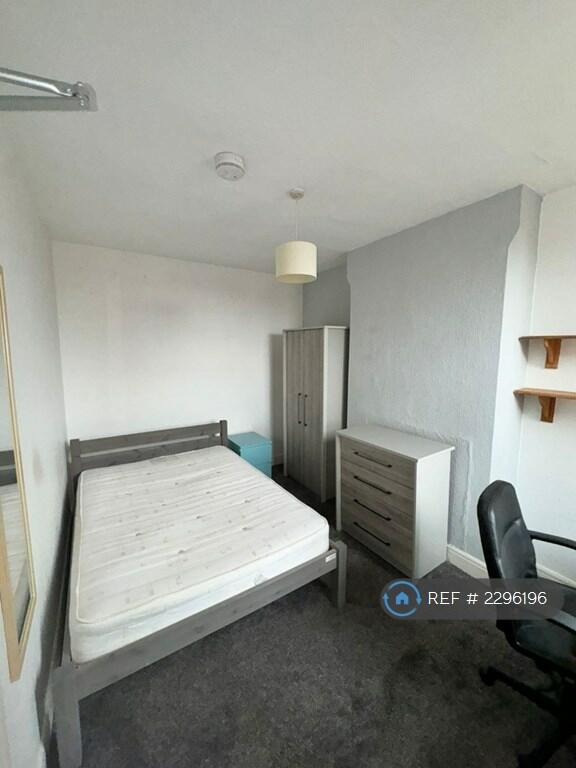 1st Fl Middle Bedroom