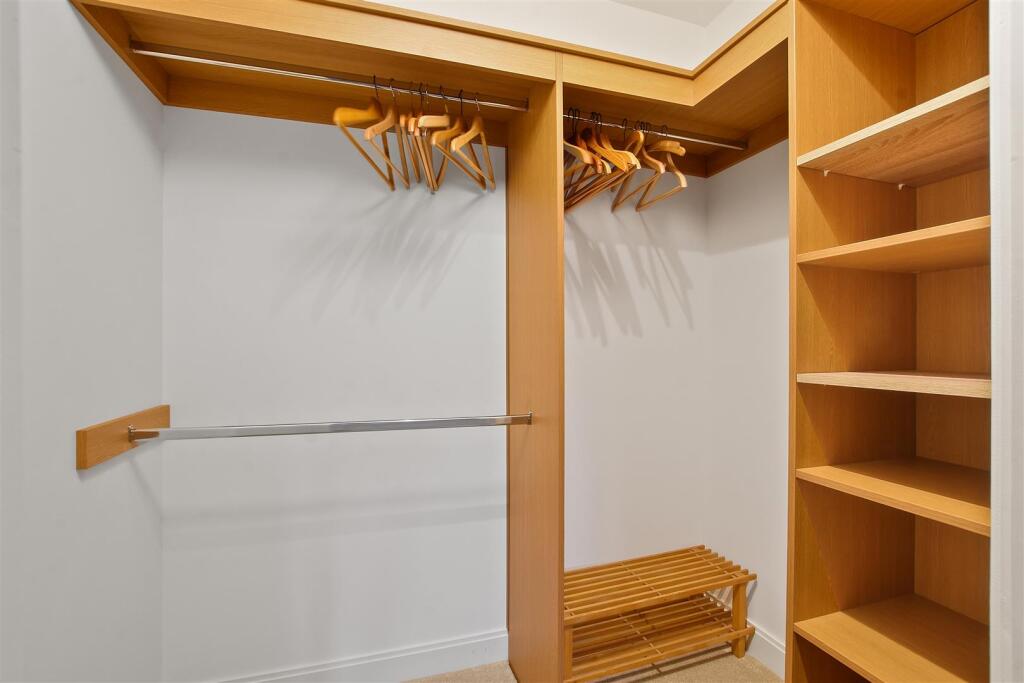 Walk in wardrobe .jpg