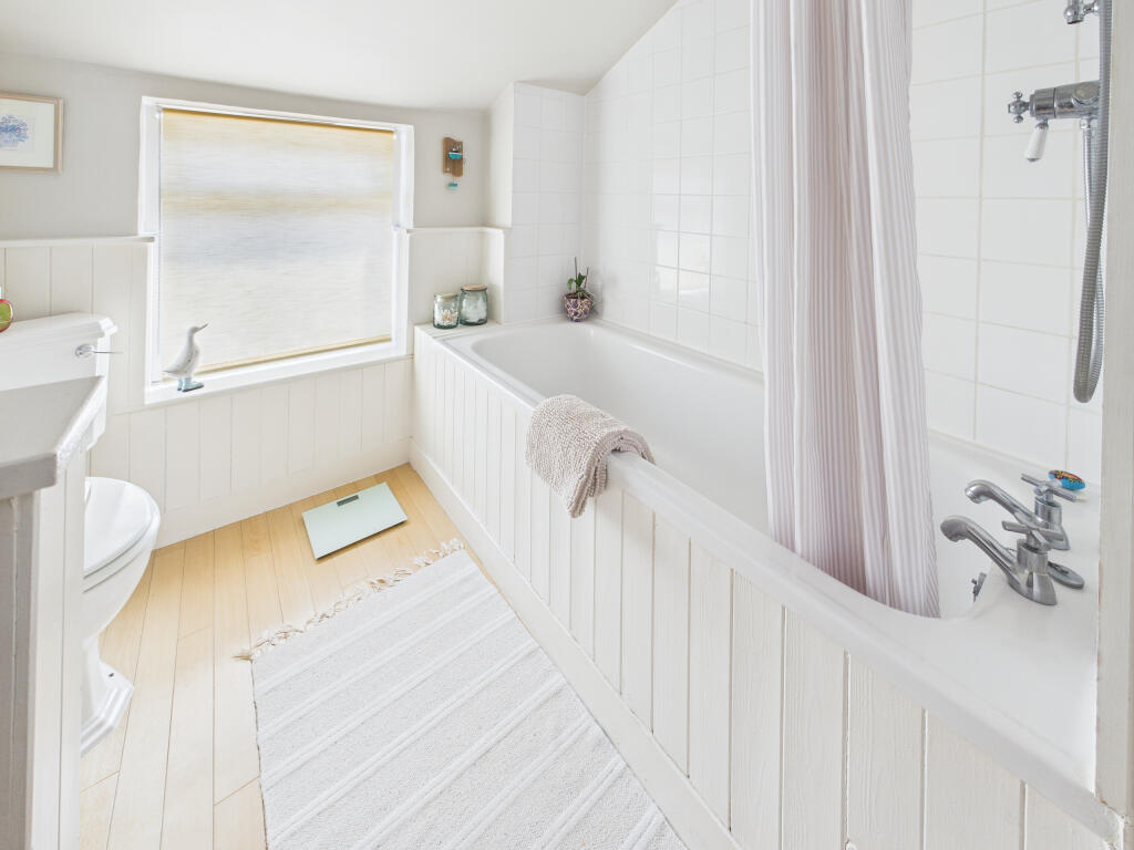 CAM01354G0-PR0572-STILL009