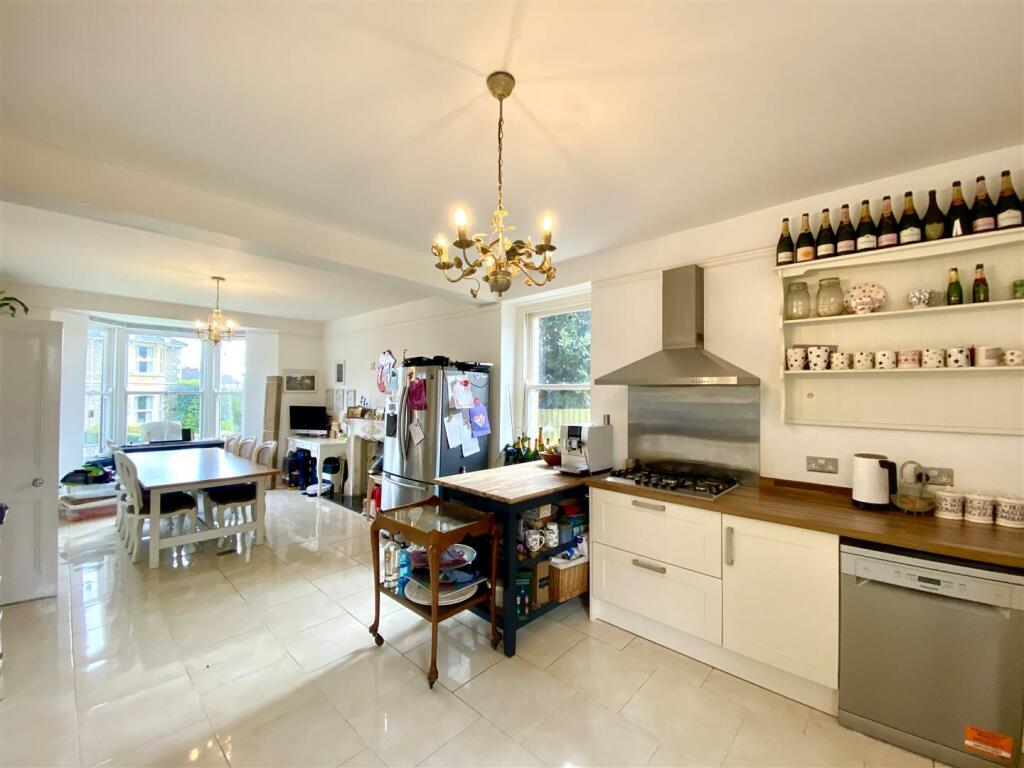 KITCHEN/DINING ROOM