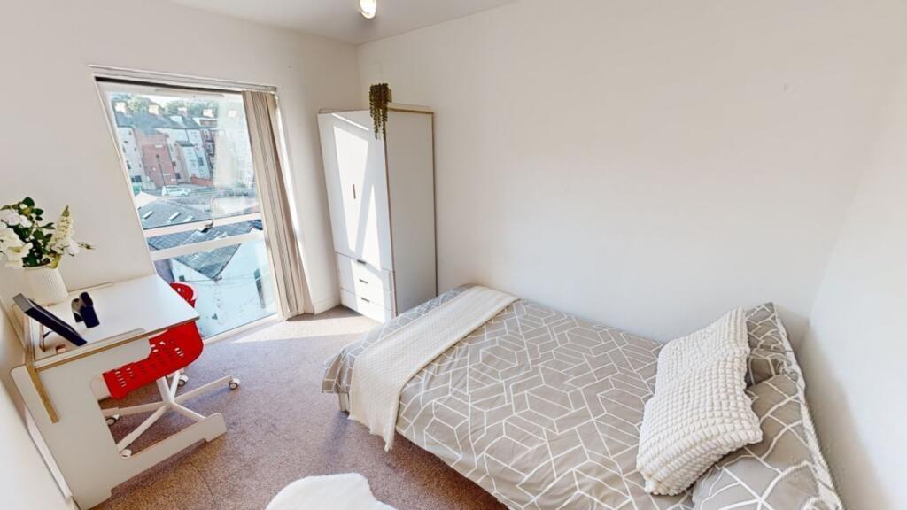 Bright and cozy single bedroom with a comfortab...