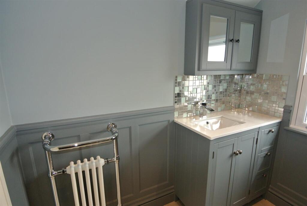 Family Shower Room b.JPG