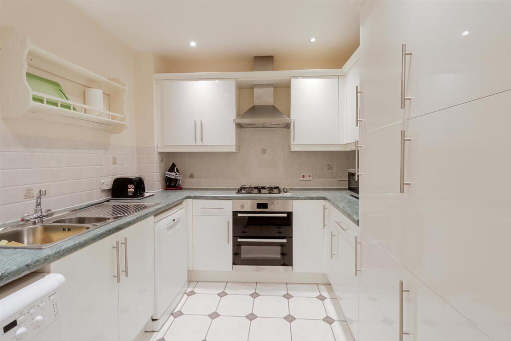 2-bed-2-bath-central-cheltenham (18).jpg