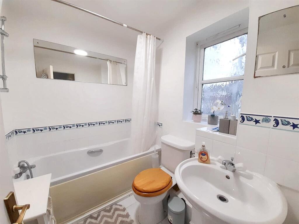 Bathroom (second-floor)