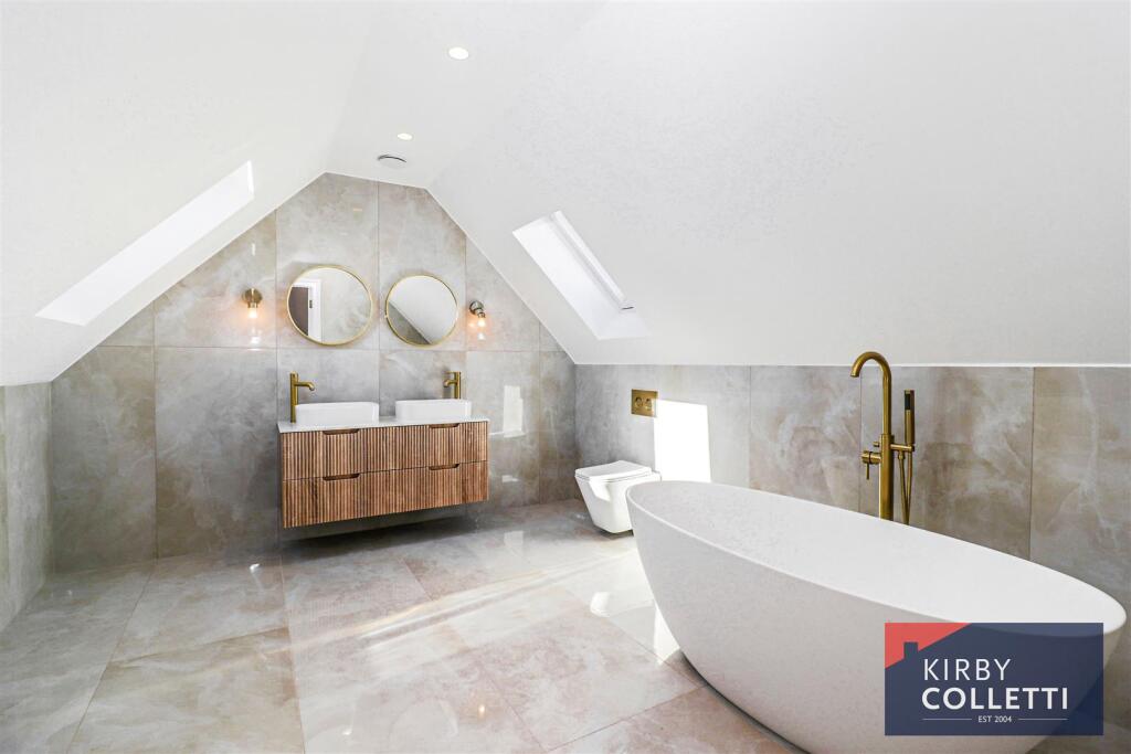 EN SUITE BATHROOM TO PRINCIPAL SUITE