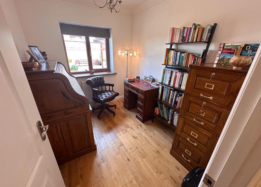 BEDROOM 3 / HOME OFFICE