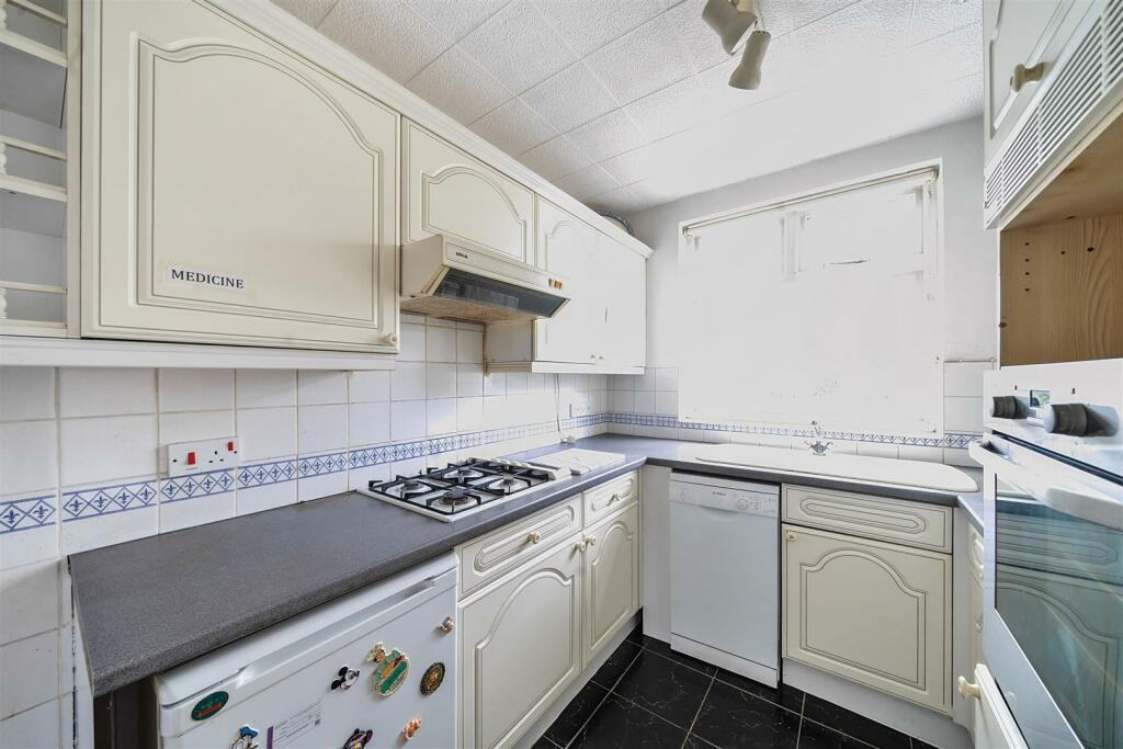 Kitchen 2.jpg