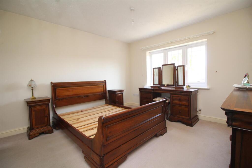 bedroom 1.JPG
