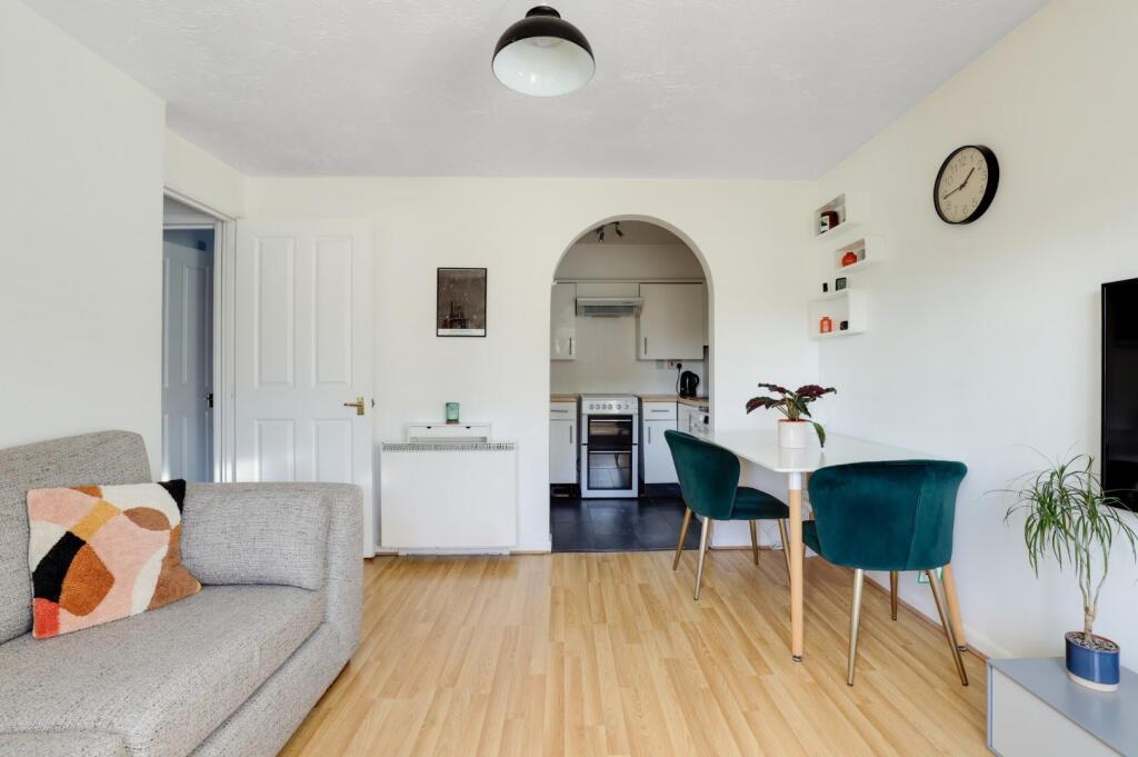 14-d446JHPropWorld - 29 Castle Court - 13.jpg