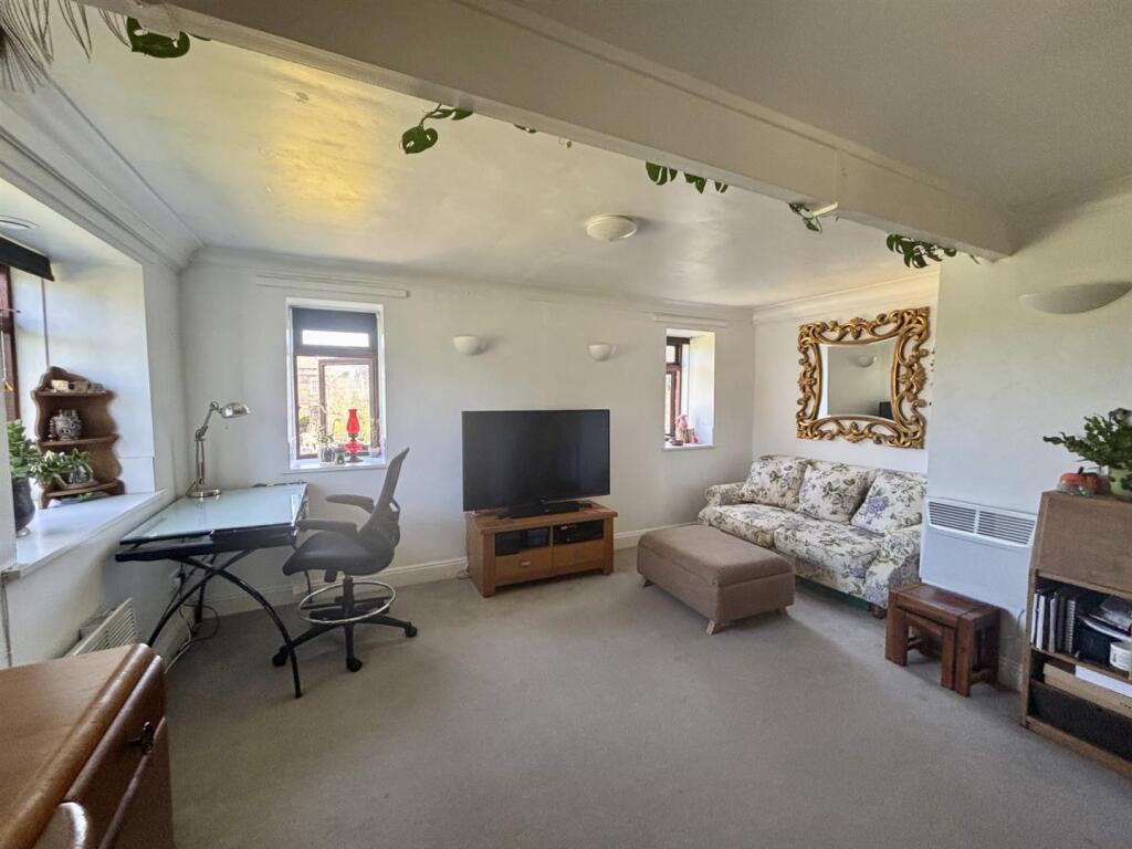 Living room 1.jpg