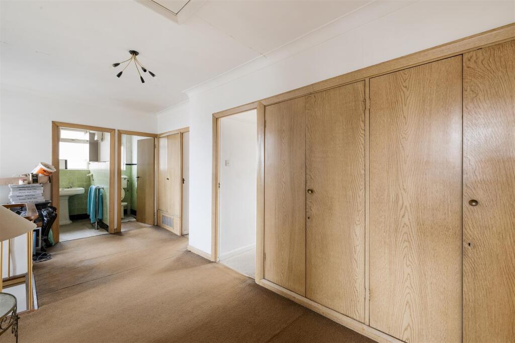 The Warren Drive, E11