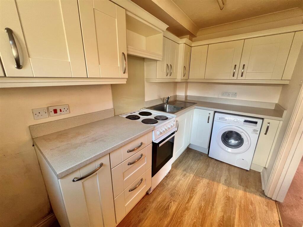 Kitchen b.jpg