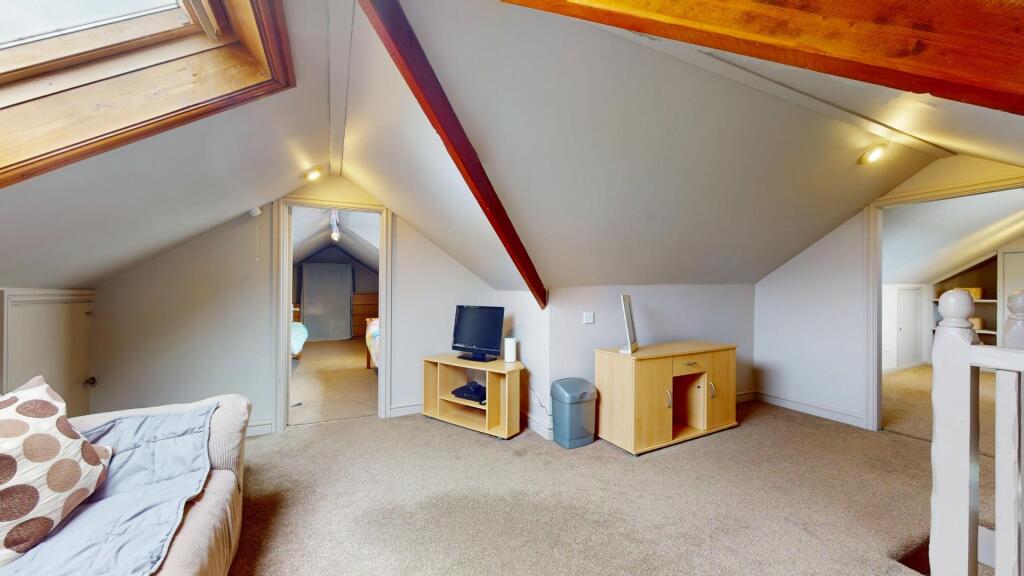 FIRST FLOOR LANDING