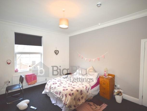 A cozy double bedroom featuring a comfortable b...