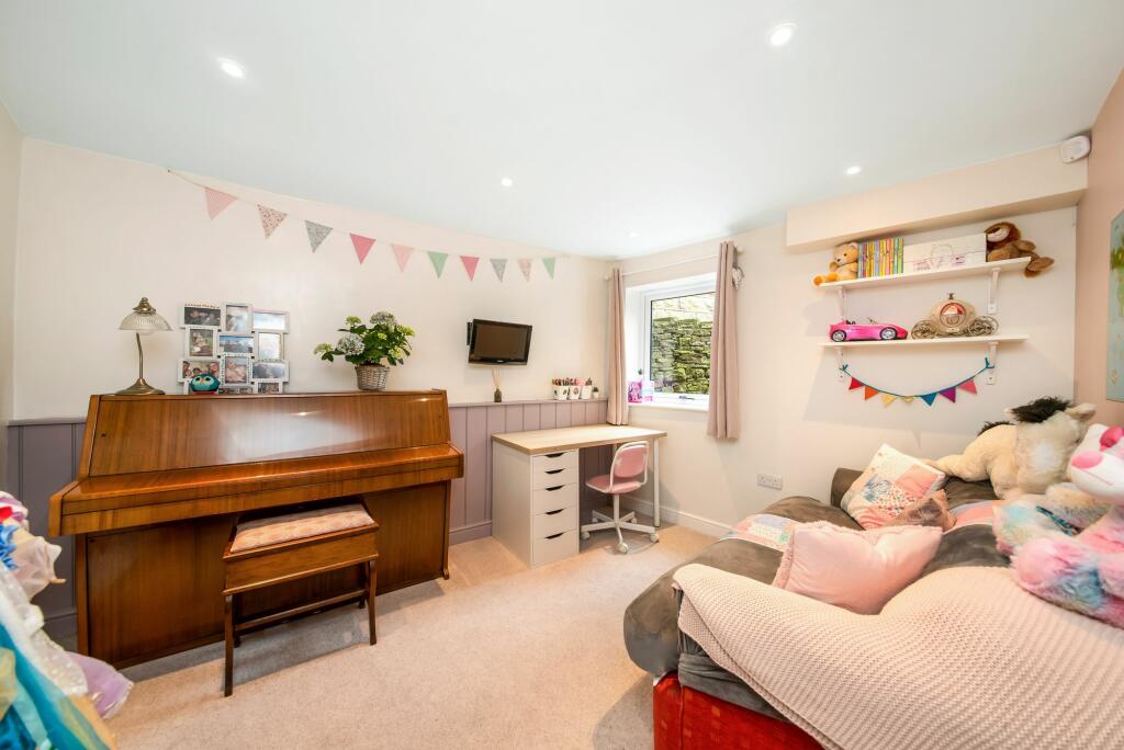 PLAYROOM / HOME OFFICE