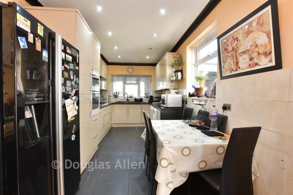 Kitchen/ Dining Room