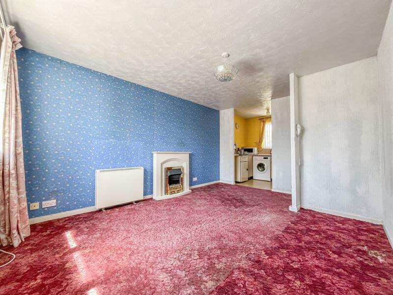 LIVING ROOM/BEDROOM