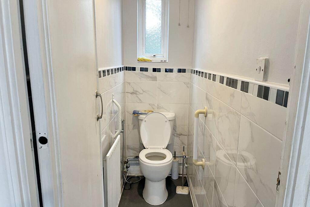 8 Oakleigh Avenue, Tolworth, Surrey KT6 7PX