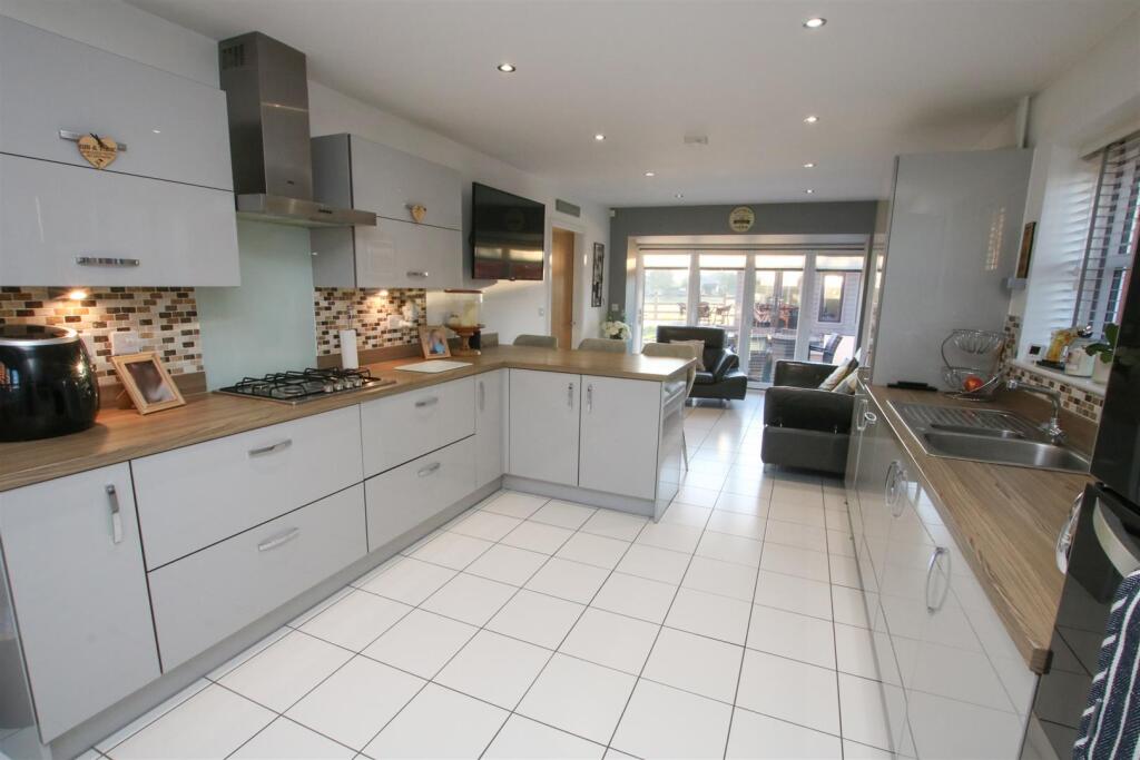 OPEN PLAN LIVING DINING KITCHEN