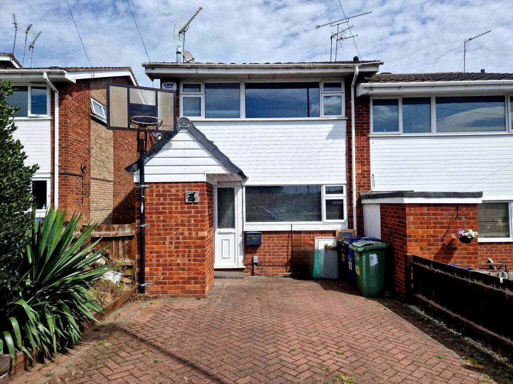 2/3 Bedroom end terrace House for rent