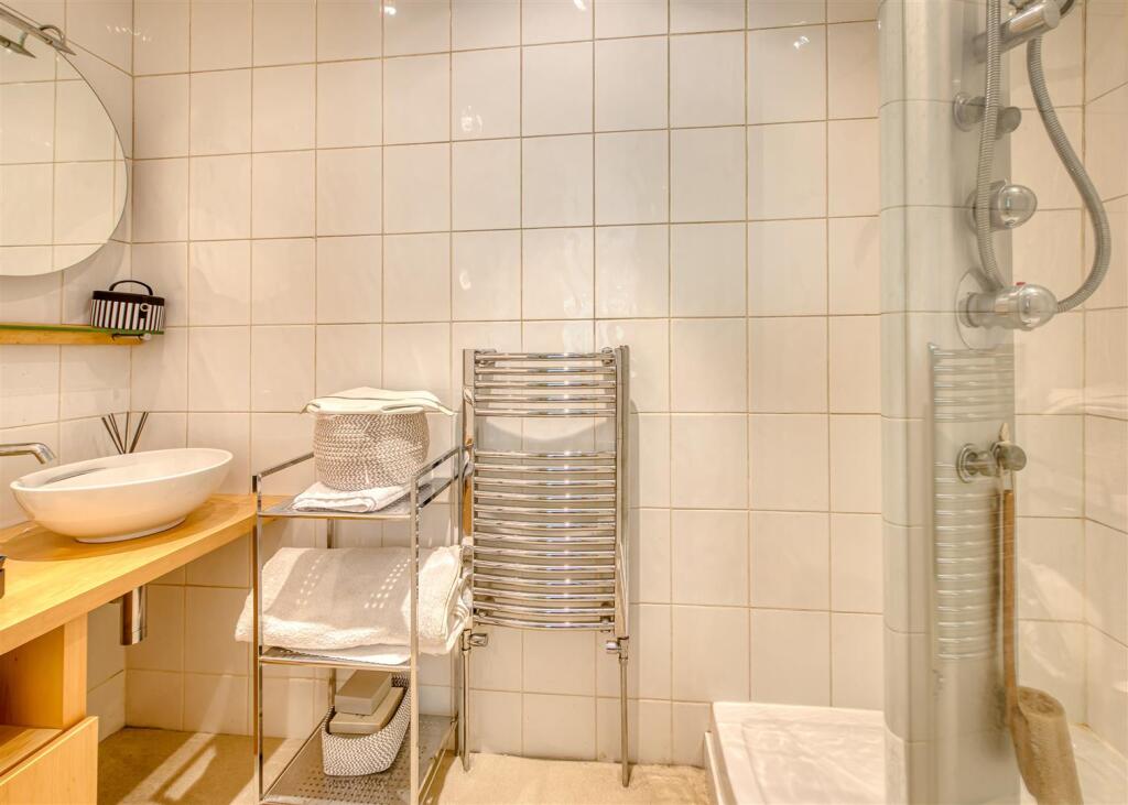 58 Perton Road-bed1 ensuite.jpg
