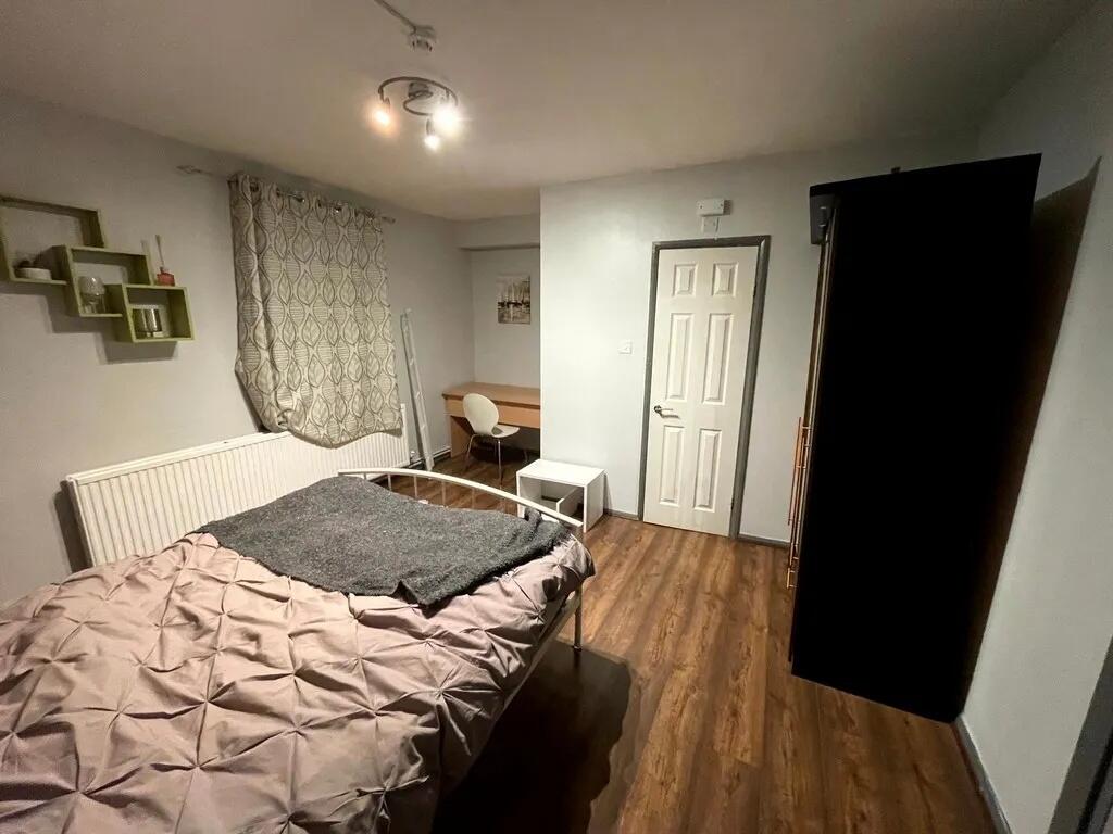 A cozy double bedroom featuring a comfortable b...