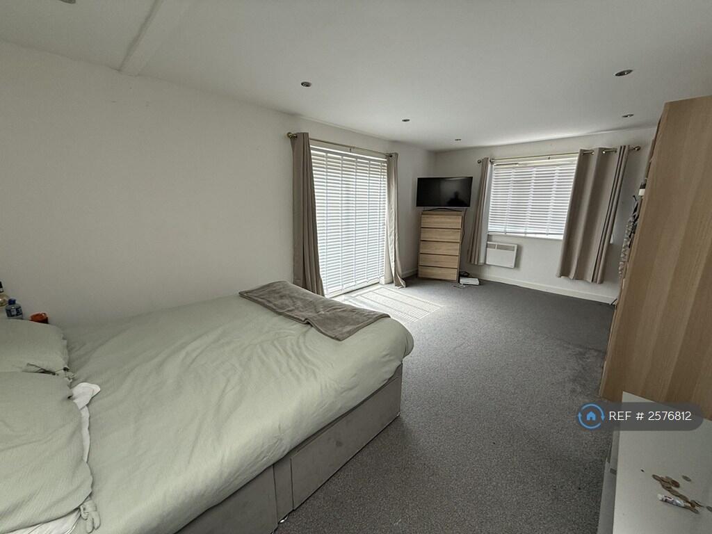 Large Bedroom 