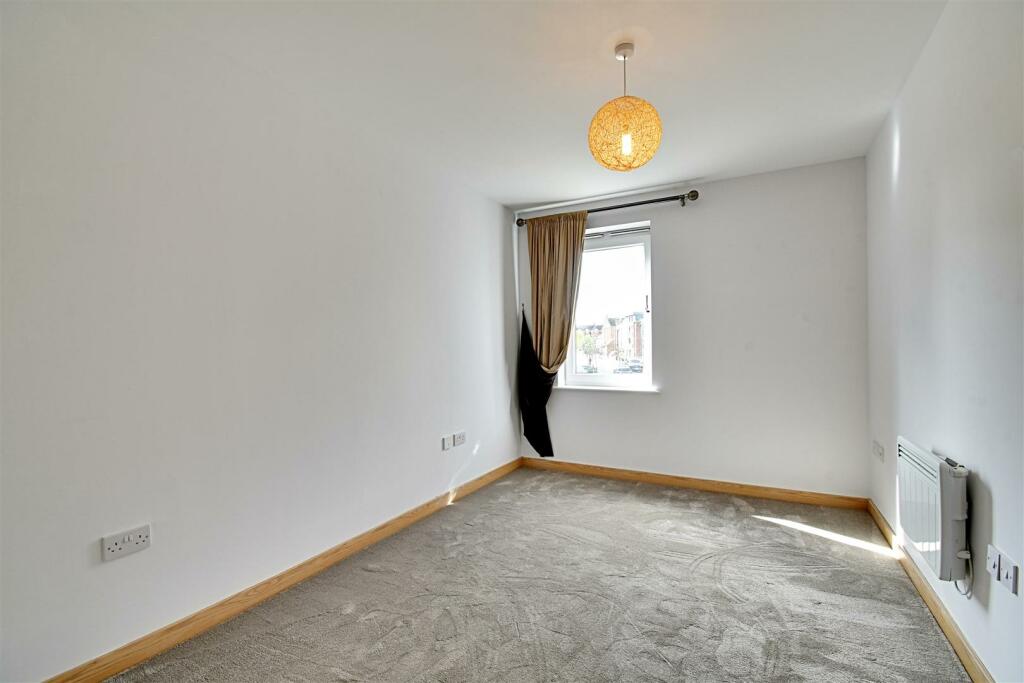 Bedroom 1_1.jpg