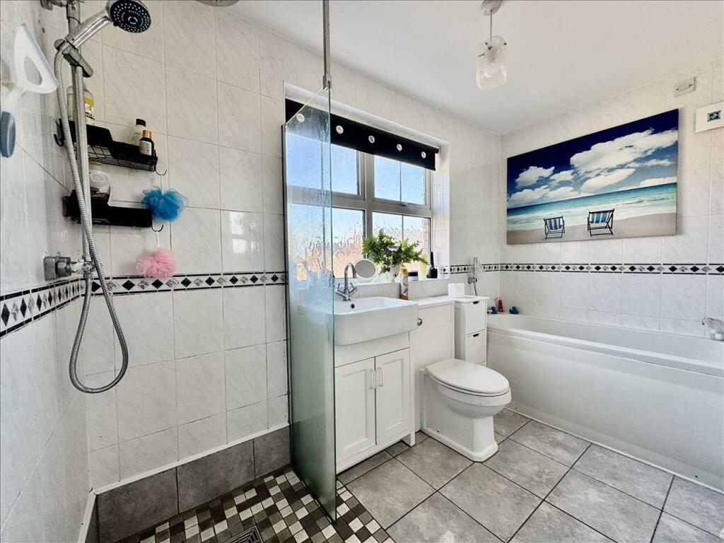 ENSUITE BATHROOM