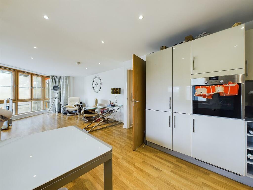 15 - Harbourside Flat for Auction, Bristol.jpg