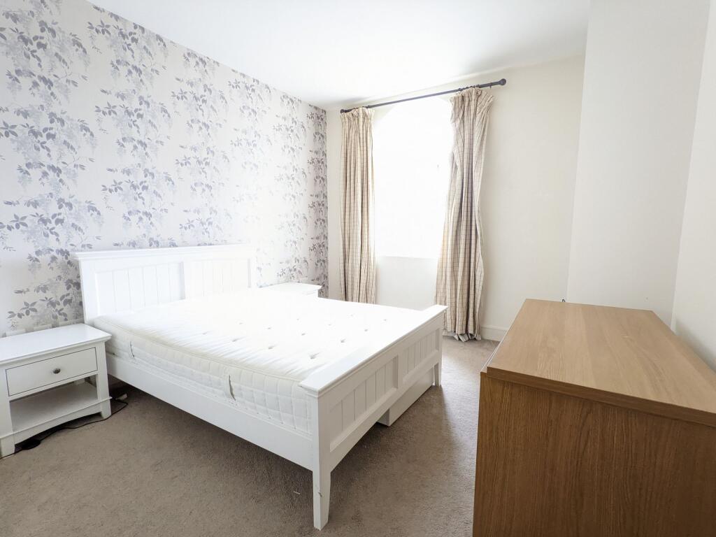 Bright, well-presented double bedroom with a wh...